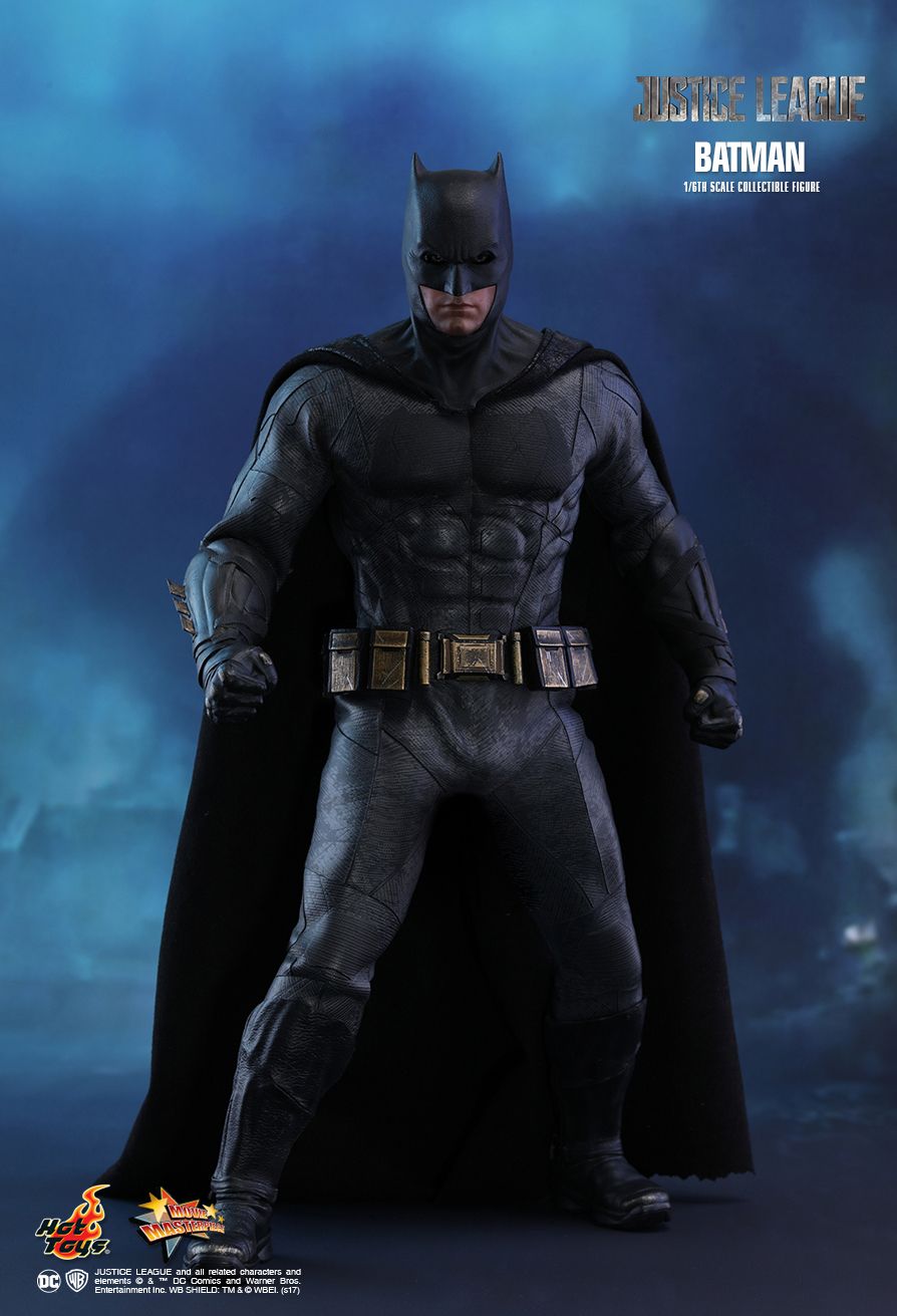 JUSTICE LEAGUE BATMAN 1/6TH SCALE COLLECTIBLE FIGURE